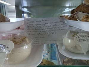 I found very thoughtful of them to write all the ingredients next to the vegan desserts (which doesn't happen for the non vegan ones!) at Romeo Peluso in Pompei