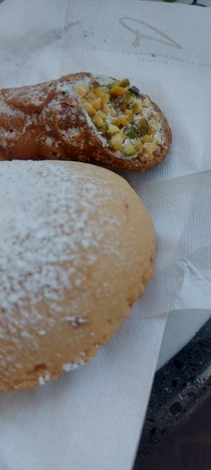 Frolla and canoli at Romeo Peluso in Pompei
