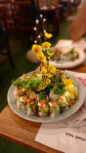 Piatto misto di sushi vegano at Sushi House in Rome