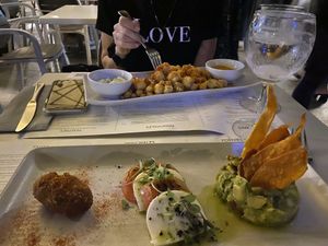 Choux-fleurs et trio tomates-mozzarella, guacamole, croquette champignons   at Copenhagen in Valencia