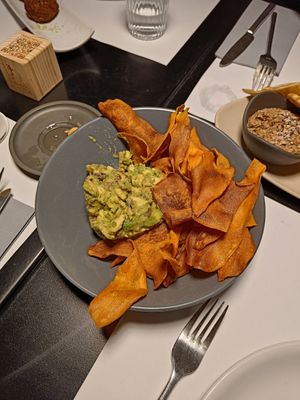 Sweet potato chips and guacamole at Copenhagen in Valencia
