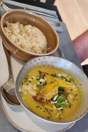Green curry of Heura chicken, broccoli, pumpkin and zucchini with coconut milk at Copenhagen in Valencia