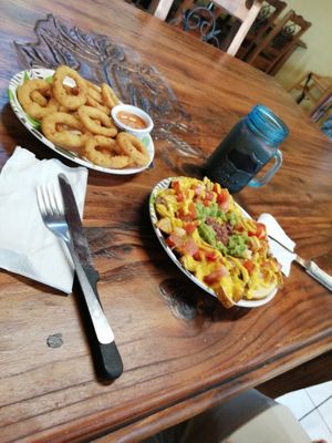 Aros de cebolla y papas supremas at Sokko Happy Food in Heredia