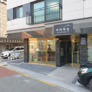 this is shop at Summer Bakery in Suwon