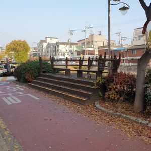 can sit here 1 min away at Summer Bakery in Suwon