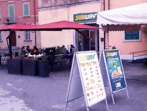 Tre panini vegan con salsa vegan, burger di verdure o straccetti di soia. at Subway in Pisa