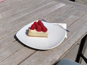 Cheesecake, sehr lecker, sehr teuer, sehr klein at Caféhaus Siesmayer in Frankfurt