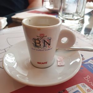 Café solo at Bira dos Namorados in Porto