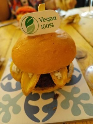 Muchas opciones de hamburguesas buen ambiente y servicio simpático at Atabalats in Barcelona