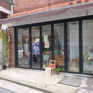 this is shop at Jigu Curry 지구커리 in Seoul