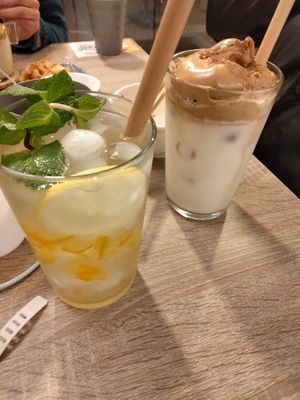 Yuzu ice tea next to vegan dalgona coffee at Mama Bowls in Arnhem