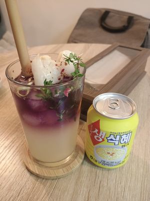 Galaxy drink and sweet rice soda 🌾 at Mama Bowls in Arnhem