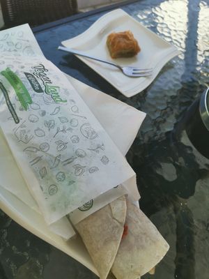 Mix-Wrap und Baklava at Veganland in Troisdorf