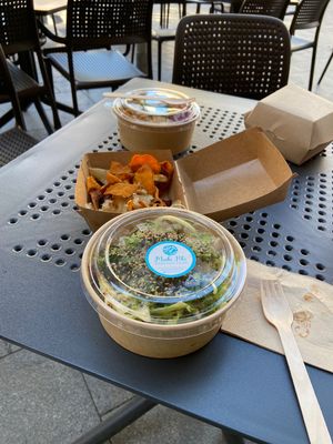 2 bowls veganos escogiendo ingredientes y en el centro hummus con snacks de boniato, yuca y remolacha at Maiki Poké Hawaian Food in Reus
