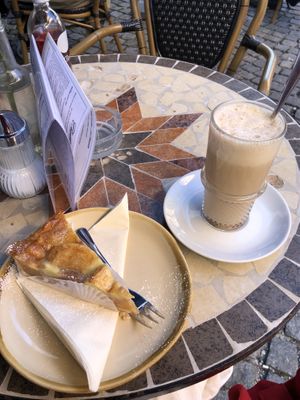 Veganer Apfel Nuss Zimt Kuchen und sojamilch chai latte   at Café la Maison in Munich