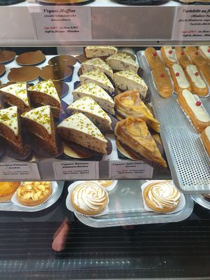 Vegan banana pistaccio cake and vegan apple cinnamon cake at Café la Maison in Munich