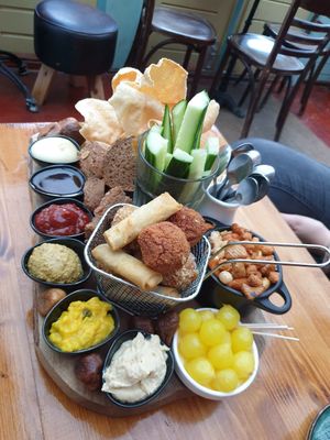 Mixed vegan platter at Boscafé Merlijn Gaststätte in Kranenburg