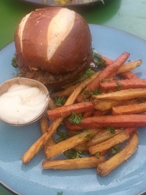 Spi sea burger with vegetable fries at Boscafé Merlijn Gaststätte in Kranenburg