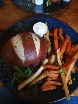 de gefrituurde knolserij burger is lekker fris van smaak met mosterdsaus. at Boscafé Merlijn Gaststätte in Kranenburg