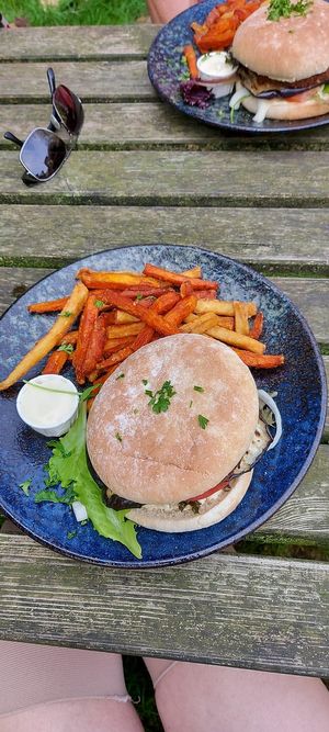 Falafalburger met gegrilde aubergine en groentefrites at Boscafé Merlijn Gaststätte in Kranenburg
