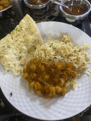   Garlic Nan, garlic rice and Chana masala   at Curry 'n' Grill House in Tenerife
