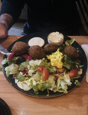 Falafel z warzywami, tahini i hummusem  at Wegestacja Koński Rynek in Myslenice