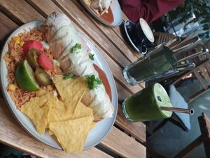 Burrito mit Matcha tonic at Dosa Dosa in Prague