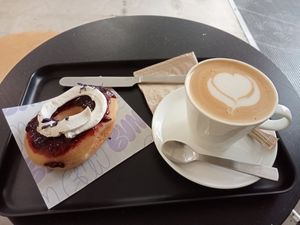 Dónut de frutos rojos y lavanda at Bun and Coffee in Malaga