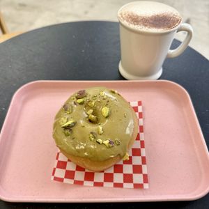 Pistachio 🍩 and chai bun latte #Veganuary at Bun and Coffee in Malaga