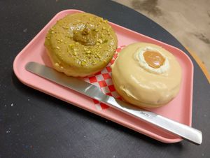 Donuts de macadamia y pistacho at Bun and Coffee in Malaga
