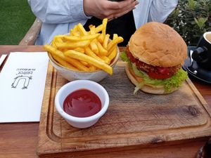 Vegan burger at U Bistrot in St Julians