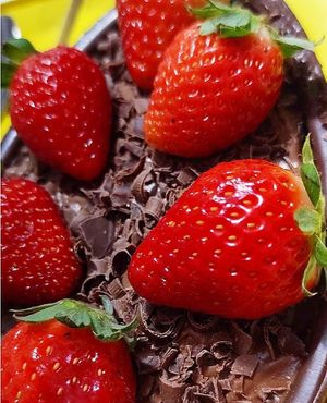 Ovo de páscoa (chocolate com morango) at Flor de Lótus Culinária Vegana in Itajuba