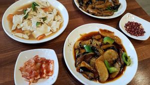 Three vegan dishes plus complimentary sides at Seongwon Uyukmyeon - 성원우육면 in Seoul