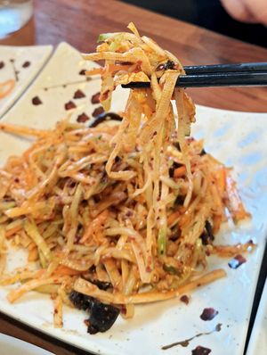 house salad - close-up at Seongwon Uyukmyeon - 성원우육면 in Seoul