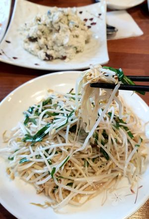 stir-fried mung bean sprouts, garlic chives, dried tofu - close-up at Seongwon Uyukmyeon - 성원우육면 in Seoul