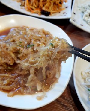 vinegar stir-fried napa cabbage and glass noodles - close-up at Seongwon Uyukmyeon - 성원우육면 in Seoul