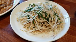 stir-fried mung bean sprouts, garlic chives, dried tofu 숙주부추건부볶음 at Seongwon Uyukmyeon - 성원우육면 in Seoul