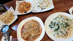 5 veggie dishes for 3 people at Seongwon Uyukmyeon - 성원우육면 in Seoul