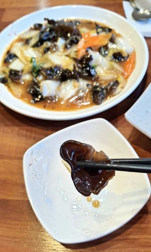 stir-fried mu er mushroom and napa cabbage - close-up at Seongwon Uyukmyeon - 성원우육면 in Seoul