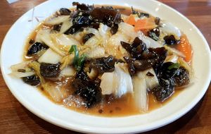 stir-fried mu er mushroom and napa cabbage 목이버섯배추볶음 at Seongwon Uyukmyeon - 성원우육면 in Seoul