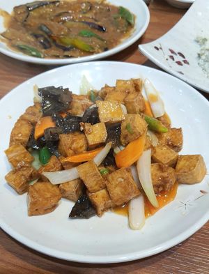 Ryu Dubu 류두부 (fried tofu sauteed with vegetables) at Seongwon Uyukmyeon - 성원우육면 in Seoul