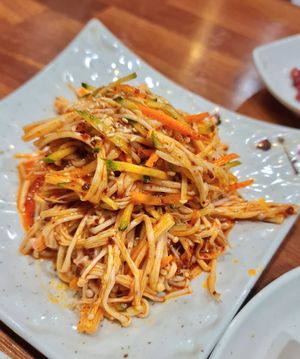 Enoki mushroom salad 팽이버섯무침 at Seongwon Uyukmyeon - 성원우육면 in Seoul