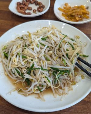 숙주부추건두부볶음 at Seongwon Uyukmyeon - 성원우육면 in Seoul