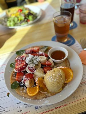 Der vegane Früchtetraum, mit warmen Pfannkuchen, reichlich Obst, veganem Vanilleeis, nur leider mit Ahornsirup statt mit Agavendicksaft, aber sehr lecker und zu empfehlen!   at Pfannkuchenhaus in Dierhagen