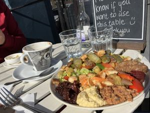 Riesiger Salatteller 👍   at Laura's Kitchen in Edinburgh