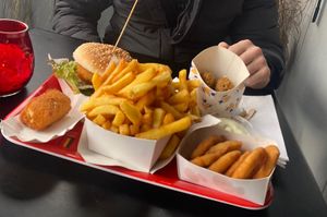 Dit alles voor maar €17 😍  at Frituur Arré Patat in Antwerpen