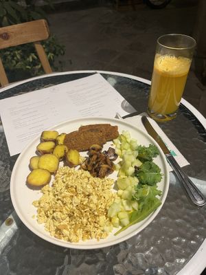 Farmers breakfast and passion fruit juice with ginger  at Parada Vegana in Cusco