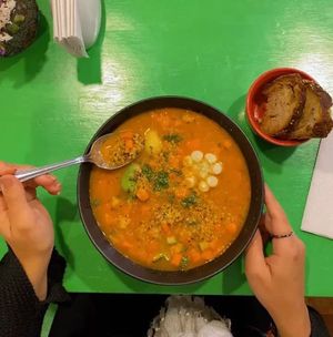 Sopa de quinua, com milho, abobrinha, cenoura, brócolis... É apimentada (não muito, na medida exata) e MUITO GOSTOSA! Acompanha torradas at Parada Vegana in Cusco