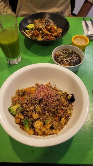 Quinoa Chufa and Phad Thai at Parada Vegana in Cusco
