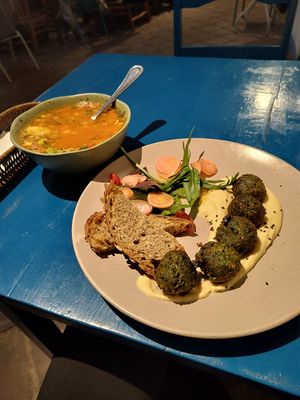 Sopa de quinua y hummus con falafel at Parada Vegana in Cusco